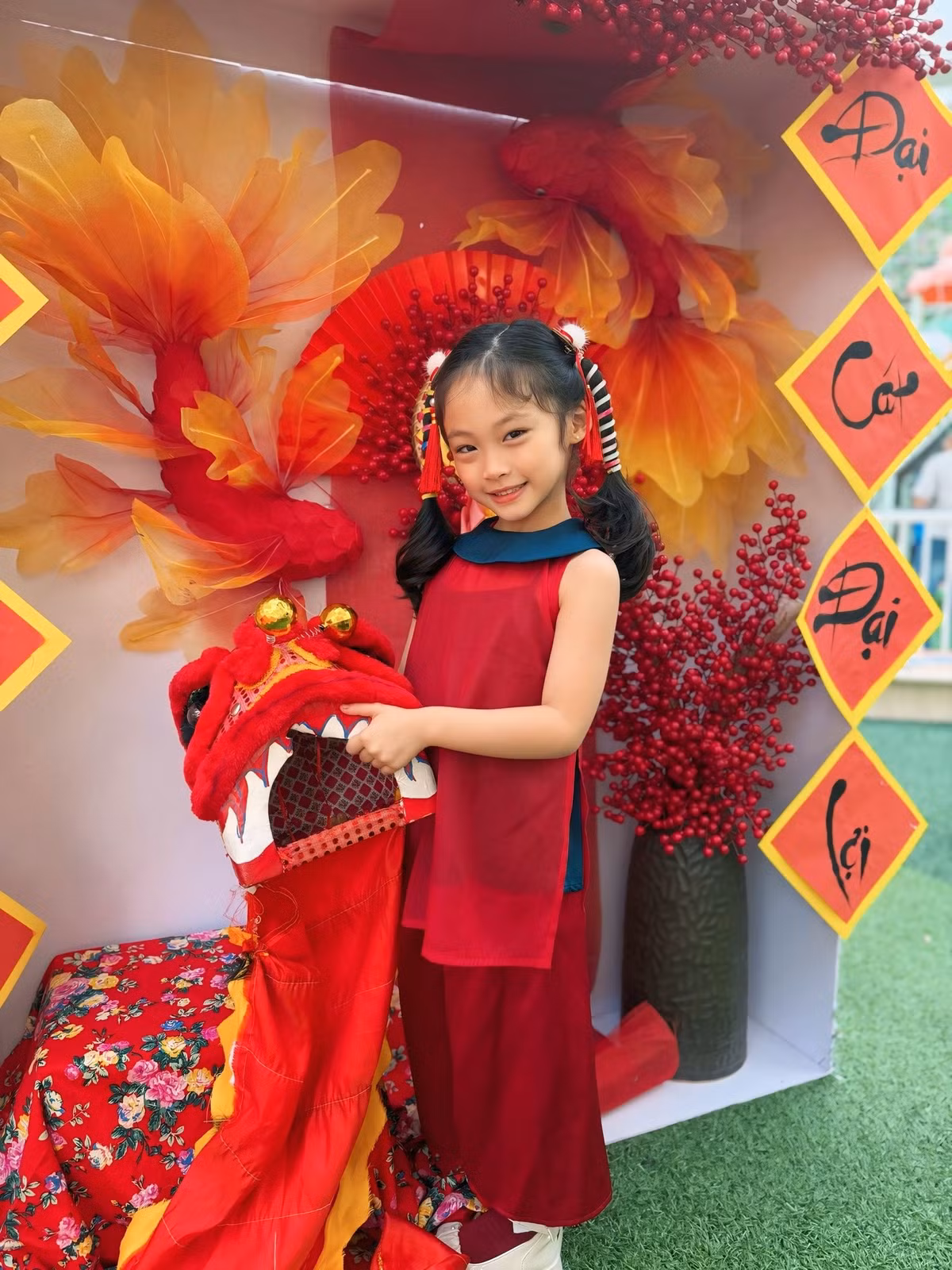 Con gái ca sĩ Pha Lê xuất hiện trong áo dài cách tân, nụ cười rạng rỡ giúp khung hình thêm sinh động và tràn đầy năng lượng tích cực ngày xuân. Ảnh: FB Pha Lê.