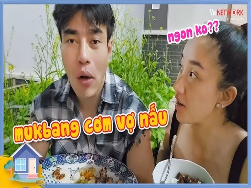 Lê Dương Bảo Lâm nhiều nịnh vợ. Anh từng gọi Quỳnh Quỳnh là người con gái hiếm có, khó tìm. Nhìn thấy vợ vất vả bán hàng, Lê Dương Bảo Lâm đều livestream phụ vợ, bóp chân bóp tay cho cô. Ảnh: FB Lê Dương Bảo Lâm.