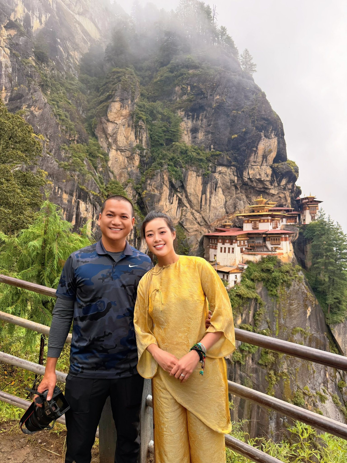 Theo Vietnamnet, Nguyễn Long sinh năm 1978, là nhiếp ảnh gia nhiều kinh nghiệm. Khánh Vân sinh năm 1995, từng đóng phim Phượng Khấu, Yêu là phải liều, Bệnh viện thần ái. Năm 2021, cô vào top 21 Miss Universe. Ảnh: FB Khánh Vân.