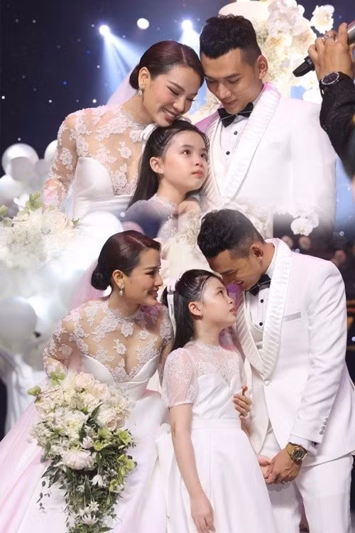 Trước khi quen Phương Trinh Jolie, Lý Bình đã biết nữ ca sĩ có con gái. “Lúc gặp Mia chỉ mới 5 tuổi nhưng bé lớn hơn tuổi, ngoan và biết chuyện”, Lý Bình chia sẻ trên Công Lý Xã Hội. Nam diễn viên còn thừa nhận, điều mà anh sợ nhất chính là cảm giác sau này không gặp được Mia nữa nếu như chia tay Phương Trinh Jolie. Ảnh: Người Đưa Tin.