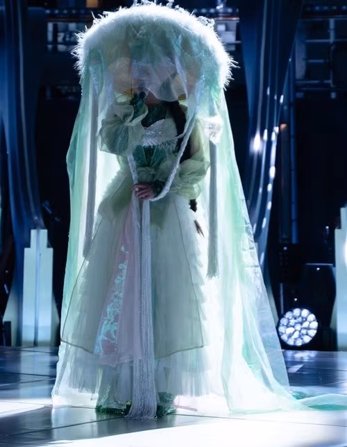 Trang phục biểu diễn của Phương Mỹ Chi được lấy cảm hứng từ áo tứ thân và nón quai thao. Ảnh: FB Phương Mỹ Chi.