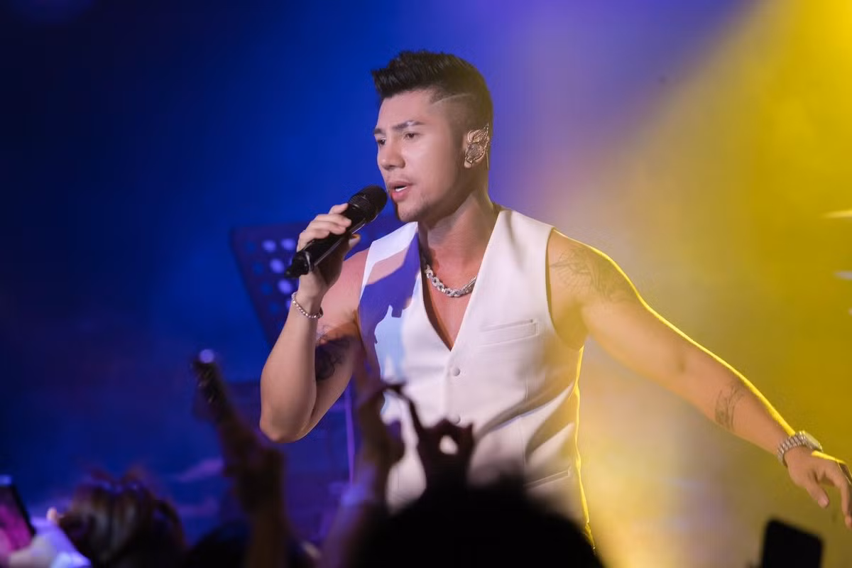 Đời tư của Lương Bằng Quang đầy ồn ào. Theo Znews, năm 2017, trong gameshow Sao nối ngôi, khi nhạc sĩ Thái Châu thắc mắc tại sao Lương Bằng Quang lại chọn thể hiện ca khúc Chợt thấy đêm buồn, nam nhạc sĩ trả lời: “Em thích thì em muốn hát, em thích thì em làm thôi ạ. Em xin lỗi anh Thái Châu vì đã trả lời cộc lốc”. Ảnh: FB Lương Bằng Quang.