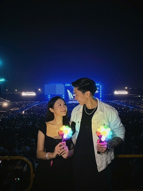 Dù bận rộn với con nhỏ, cặp đôi vẫn cố gắng dành thời gian riêng cho nhau. Năm 2025, cả hai tranh thủ sắp xếp lịch trình để cùng tham dự một show diễn âm nhạc của G-Dragon tại Việt Nam, như một cách giữ nhịp hôn nhân sau khi có con.