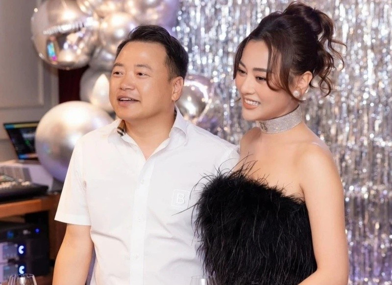 Mới đây, Shark Bình bị khởi tố, tạm giam với cáo buộc lừa đảo chiếm đoạt tài sản liên quan dự án tiền số. Phía cơ quan chức năng cho biết, họ chưa nhận được các thông tin về việc ly hôn của Shark Bình và Phương Oanh. Do đó, đây vẫn là mối quan hệ vợ chồng chính thức. Ảnh: Znews.