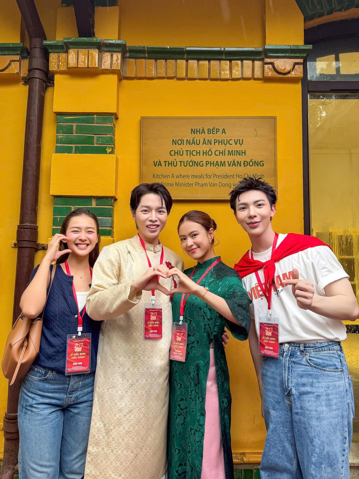 Đức Phúc và Erik (ngoài cùng bên phải) cũng tham gia lễ viếng Lăng Chủ tịch Hồ Chí Minh trước đại lễ 2/9. Ảnh: FB Hoàng Thuỳ Linh.