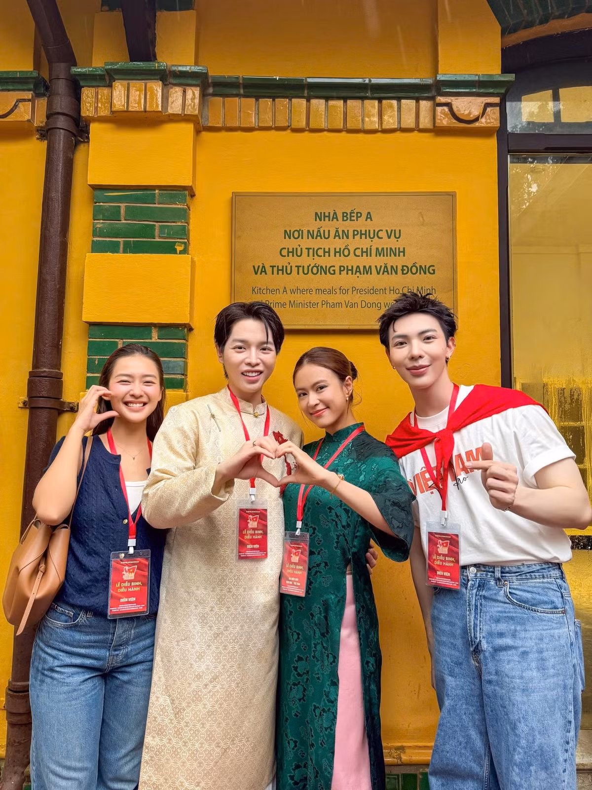 Đức Phúc và Erik (ngoài cùng bên phải) cũng tham gia lễ viếng Lăng Chủ tịch Hồ Chí Minh trước đại lễ 2/9. Ảnh: FB Hoàng Thuỳ Linh.