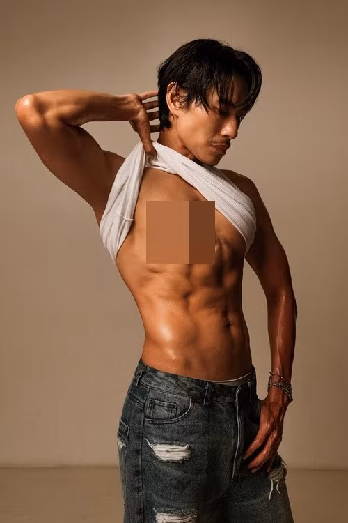 Có thể thấy nam diễn viên phim Con kể ba nghe đã trải qua một quá trình tập luyện nghiêm túc để có được cơ bắp và độ nét cơ thể như vậy. Ảnh: FB Kiều Minh Tuấn.