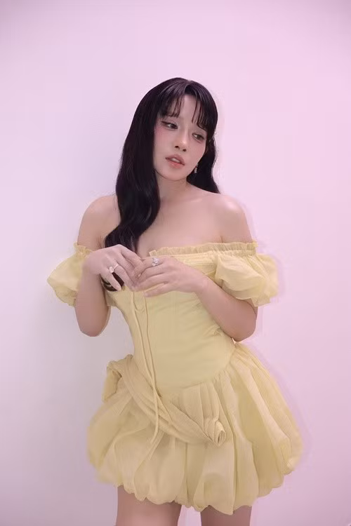 Không chỉ gắn với hình ảnh dịu dàng, nữ diễn viên còn thử nghiệm những trang phục trẻ trung và cá tính hơn.