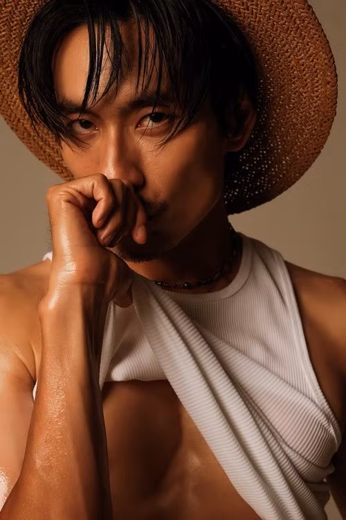 Trong bộ ảnh mới, nam diễn viên khoe thân hình săn chắc với cơ bụng sáu múi và làn da rám nắng bóng khỏe. Ảnh: FB Kiều Minh Tuấn.