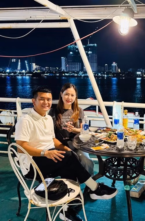 Hùng Thuận chia sẻ trên Znews, Tuệ Tâm gây ấn tượng với anh ngay từ những lần tiếp xúc đầu tiên bởi sự trưởng thành, sâu sắc trong suy nghĩ và cách ứng xử. Qua thời gian, chính sự chân thành, chu đáo và lối sống tình cảm của Tuệ Tâm đã chinh phục Hùng Thuận. Ảnh: FB Hùng Thuận.