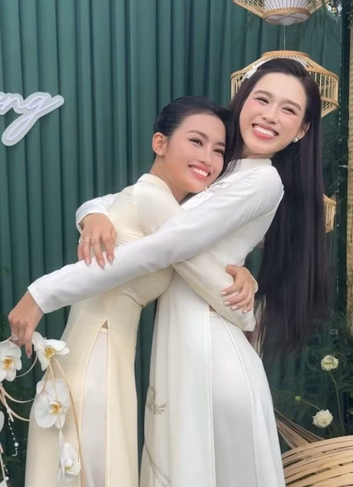 Á hậu 3 Hoa hậu Hòa bình Việt Nam 2022 Minh Thư nhắn nhủ Đỗ Thị Hà: "Cô dâu xinh nhất" sau khi làm phù dâu. Ảnh: FB Minh Thư.