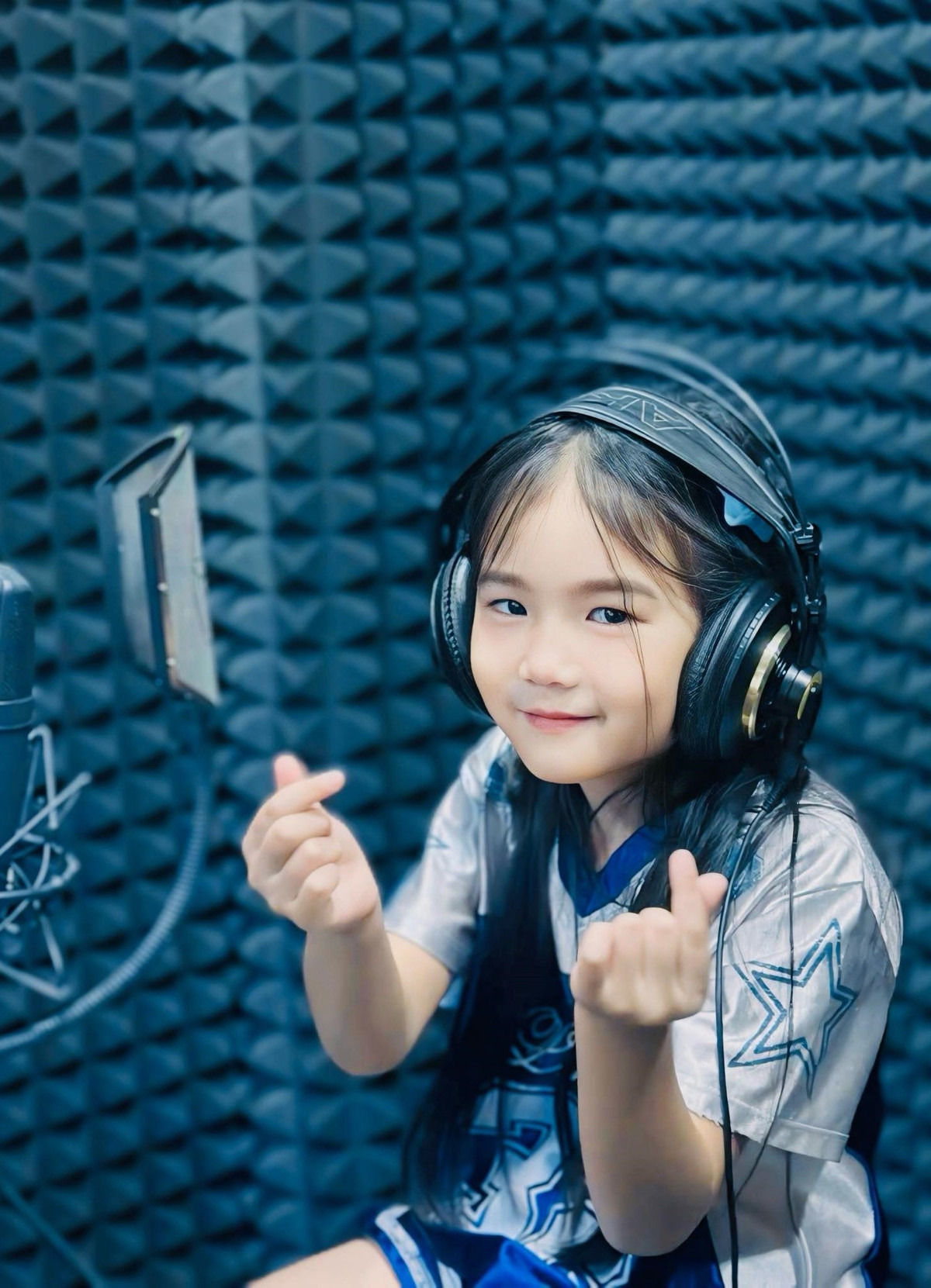 Bé Đồng Đồng thu âm bài hát vào một ngày cuối tuần. Ảnh: FB Đồng Đồng.