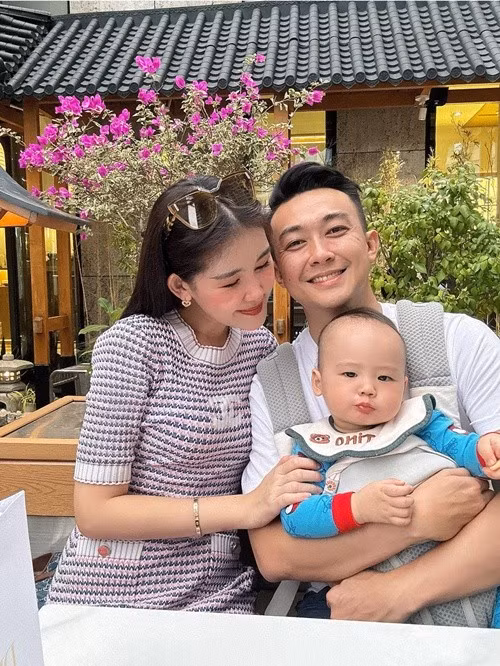 Hôn nhân của Ngân Anh luôn ngập tràn tiếng cười, đặc biệt sau khi nàng hậu và chồng có con chung. Ảnh: FB Phan Tô Ny.