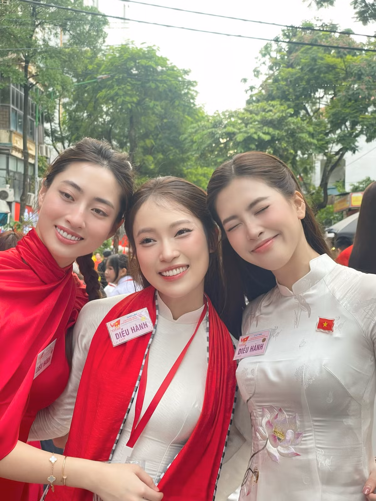 Tiểu Vy chụp ảnh kỷ niệm cùng Lương Thùy Linh trong buổi tổng duyệt. Ảnh: Sen Vàng.