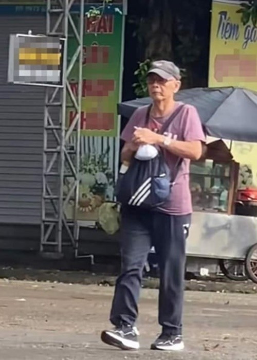 Theo Dân Việt, tháng 8/2024, hình ảnh nghệ sĩ Duy Hậu xuất hiện trên đường phố được nhiều cư dân mạng chia sẻ. Ảnh: Dân Việt.