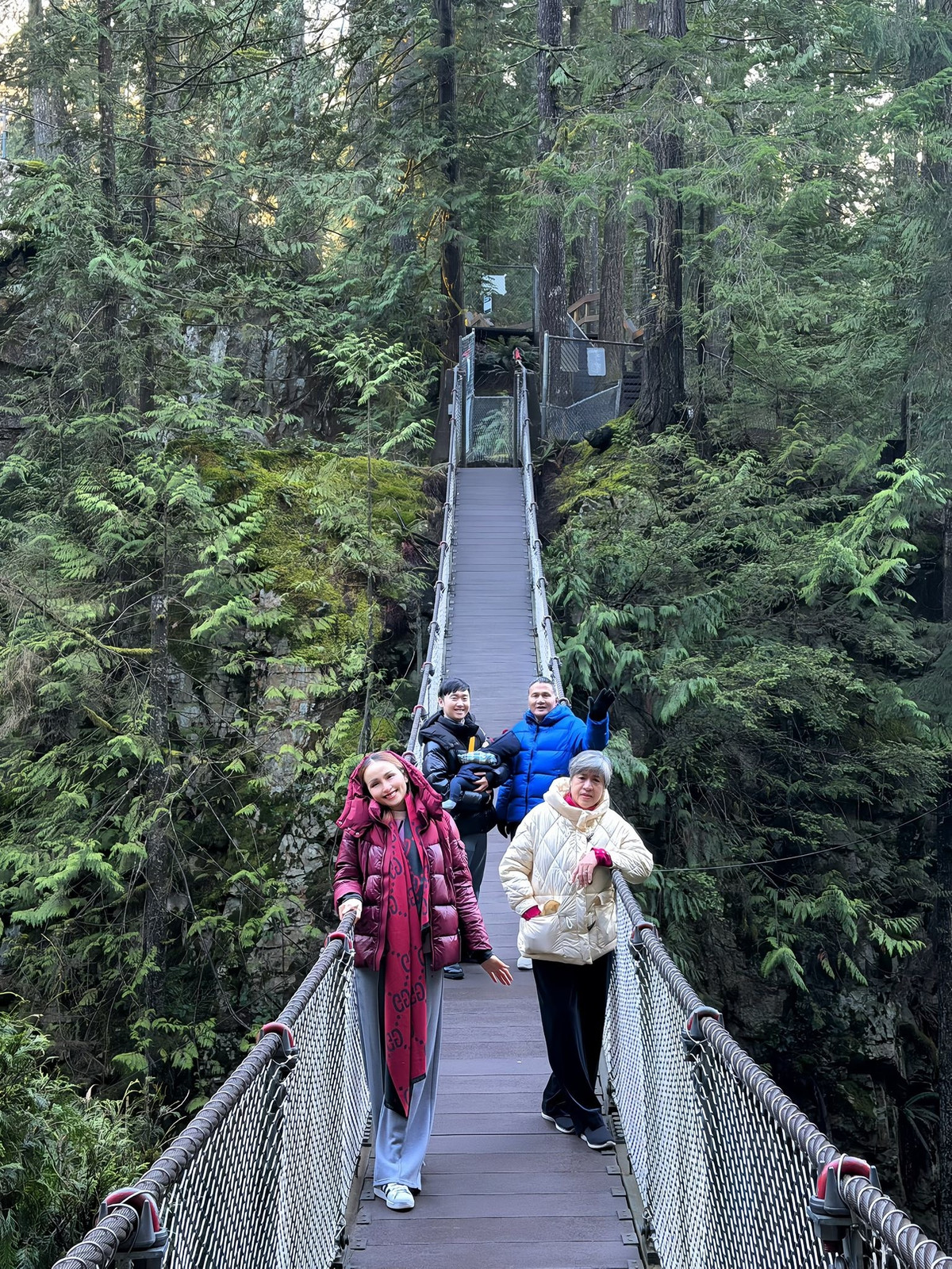 Để hỗ trợ Diễm Hương chăm sóc bé Ong, bố mẹ ruột của nàng hậu sang Canada.
