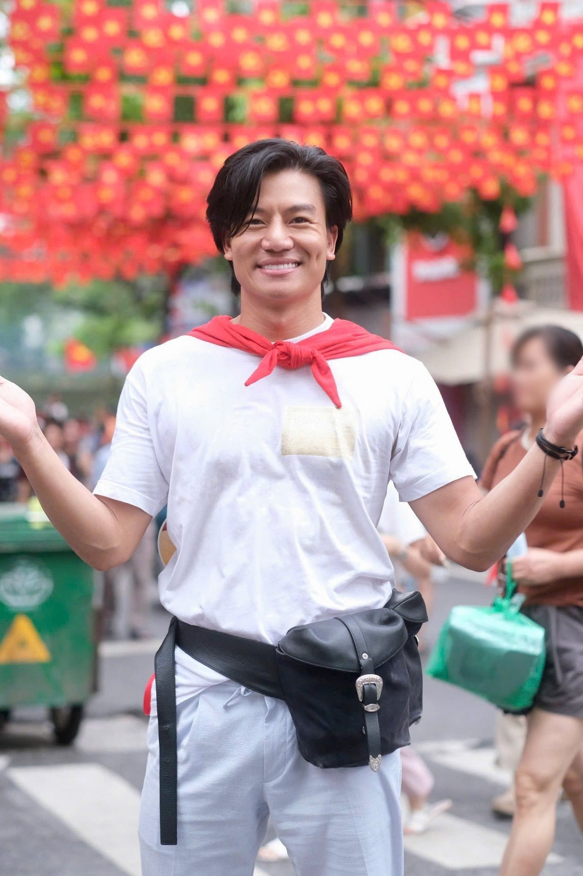 Hiếu Nguyễn chia sẻ trên trang cá nhân, anh vinh dự, tự hào và hãnh diện khi là 1 trong 80 nghệ sĩ được góp mặt trong đoàn diễu hành tại Quảng trường Ba Đình. Ảnh: FB Hiếu Nguyễn.