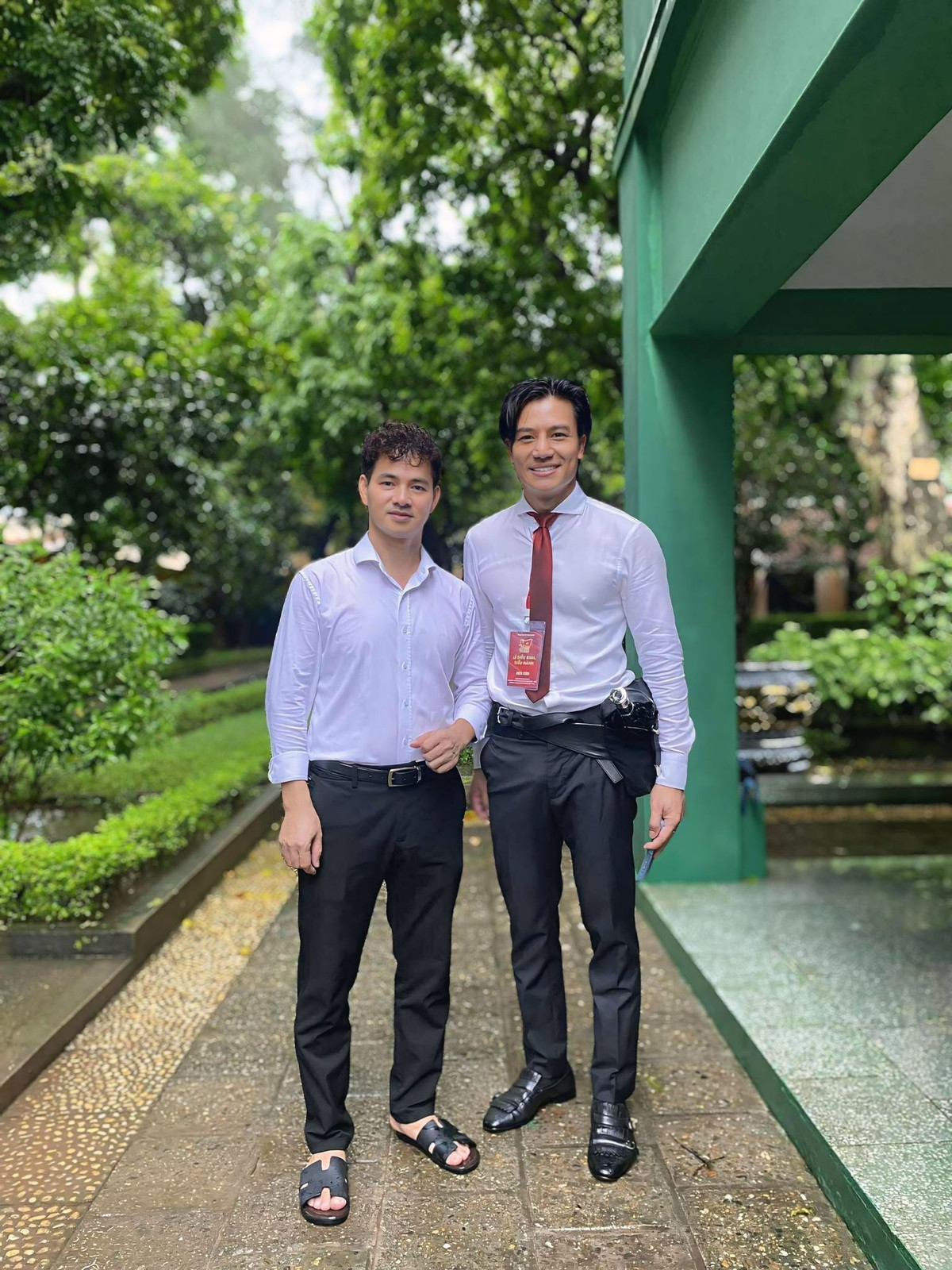 Diễn viên Hiếu Nguyễn tham gia sự kiện. Anh chia sẻ, việc nhận Huy hiệu mang tên Bác là niềm vinh dự. "Tôi sẽ nỗ lực, để mỗi tác phẩm không chỉ là một sản phẩm giải trí, mà còn là nguồn động lực và niềm vui cho khán giả", Hiếu Nguyễn chia sẻ. Ảnh: FB Hiếu Nguyễn.