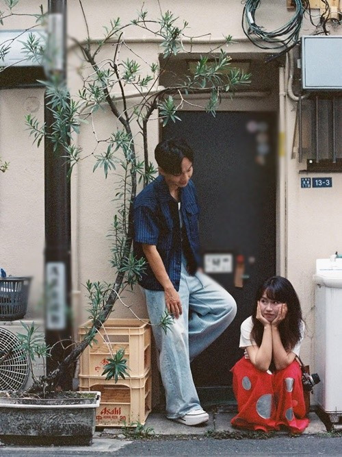 Nam ca sĩ chia sẻ thêm: “Anh yêu cảm giác được ở cạnh em, một sự thoải mái và an toàn anh chưa từng thấy ở bất cứ ai trước đây. Anh cũng thấy mình dần ‘ngoan’ và có trách nhiệm hơn nhiều, giống như một con ngựa được cầm dây cương bởi một người phù hợp”.