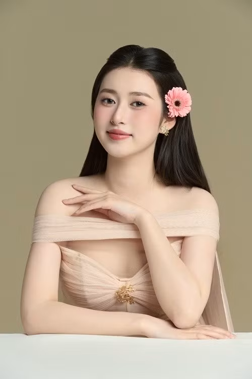 Trong chung kết Hoa hậu Trái đất Việt Nam 2025, Trâm Anh nhận được câu hỏi về tác động của biến đổi khí hậu và cách giải quyết vấn đề này. Người đẹp trả lời bằng tiếng Việt và tiếng Anh. Ảnh: FB Trâm Anh.