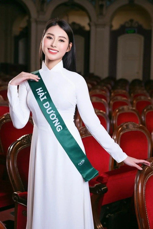 Trâm Anh cho hay, biến đổi khí hậu đang diễn ra mạnh mẽ với những cơn bão cực đoan, không khí ô nhiễm và nguồn nước cạn kiệt. Nàng hậu cho rằng giải pháp không nằm ở chính sách vĩ mô hay công nghệ cao mà phải bắt đầu từ hành động và ý thức của con người. Ảnh: FB Trâm Anh.