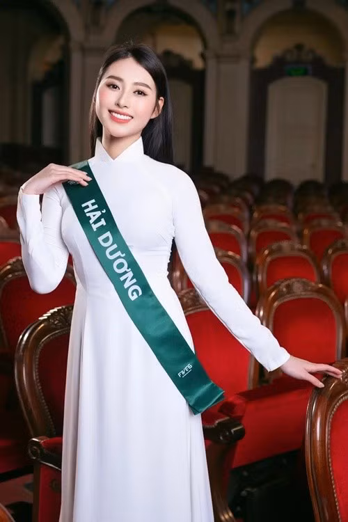 Trâm Anh cho hay, biến đổi khí hậu đang diễn ra mạnh mẽ với những cơn bão cực đoan, không khí ô nhiễm và nguồn nước cạn kiệt. Nàng hậu cho rằng giải pháp không nằm ở chính sách vĩ mô hay công nghệ cao mà phải bắt đầu từ hành động và ý thức của con người. Ảnh: FB Trâm Anh.