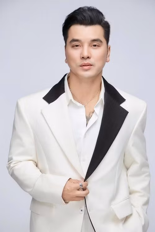 Ưng Hoàng Phúc xuất thân từ nhóm nhạc 1088. Nhóm thành lập năm 2000, tan rã năm 2002. Khi rời nhóm 1088, Ưng Hoàng Phúc đầu quân về công ty của ông bầu Quang Huy. Sau đó, anh có nhiều bản hit như Thà rằng như thế, Vì sao trong tim tôi, Người ta nói. Ảnh: FB Ưng Hoàng Phúc.