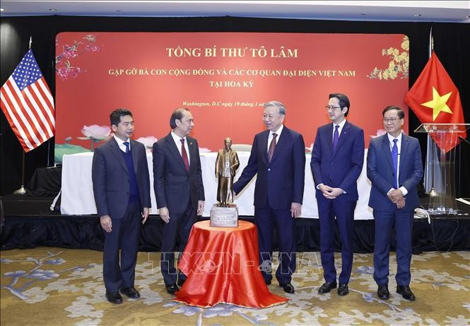 Tổng Bí thư Tô Lâm trao tặng bức tượng Chủ tịch Hồ Chí Minh cho các cơ quan đại diện Việt Nam tại Hoa Kỳ. Ảnh: Thống Nhất – TTXVN