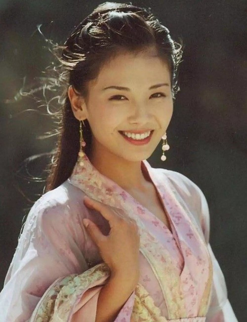 Năm 2003, vai diễn A Châu trong Thiên long bát bộ đã đưa Lưu Đào đến gần hơn với hàng triệu khán giả. Hình ảnh người con gái dịu dàng, giàu cảm xúc cùng ánh mắt u buồn của cô lấy đi không ít nước mắt người xem, giúp Lưu Đào nhanh chóng trở thành gương mặt được yêu mến của màn ảnh Hoa ngữ. Ảnh: Tiền Phong.