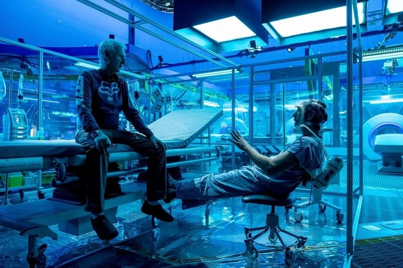 Đạo diễn James Cameron vẫn nhìn nhận trí tuệ nhân tạo AI là công cụ hỗ trợ hữu ích trong các quy trình kỹ xảo. Tuy nhiên, ông cho rằng AI không thể thay thế biên kịch hay người kể chuyện, bởi chỉ con người mới viết nên những câu chuyện chạm đến cảm xúc thật. Ảnh: VOV.
