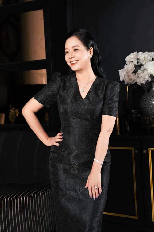 Chiều Xuân chia sẻ, dù không phải là siêu sao, nhưng từng ấy vai đủ để cô cảm thấy hạnh phúc. “Nhiều cảnh quay đến giờ tôi vẫn nhớ mãi không quên. Chỉ cần ai nhắc đến, là cảm xúc trong tôi lại dâng lên. Từng ánh mắt, từng thước phim… vẫn nằm sâu trong tâm khảm tôi, như một phần ký ức sống động. Và tôi nghĩ, đó chính là hạnh phúc của một người làm nghề”, cô trải lòng.