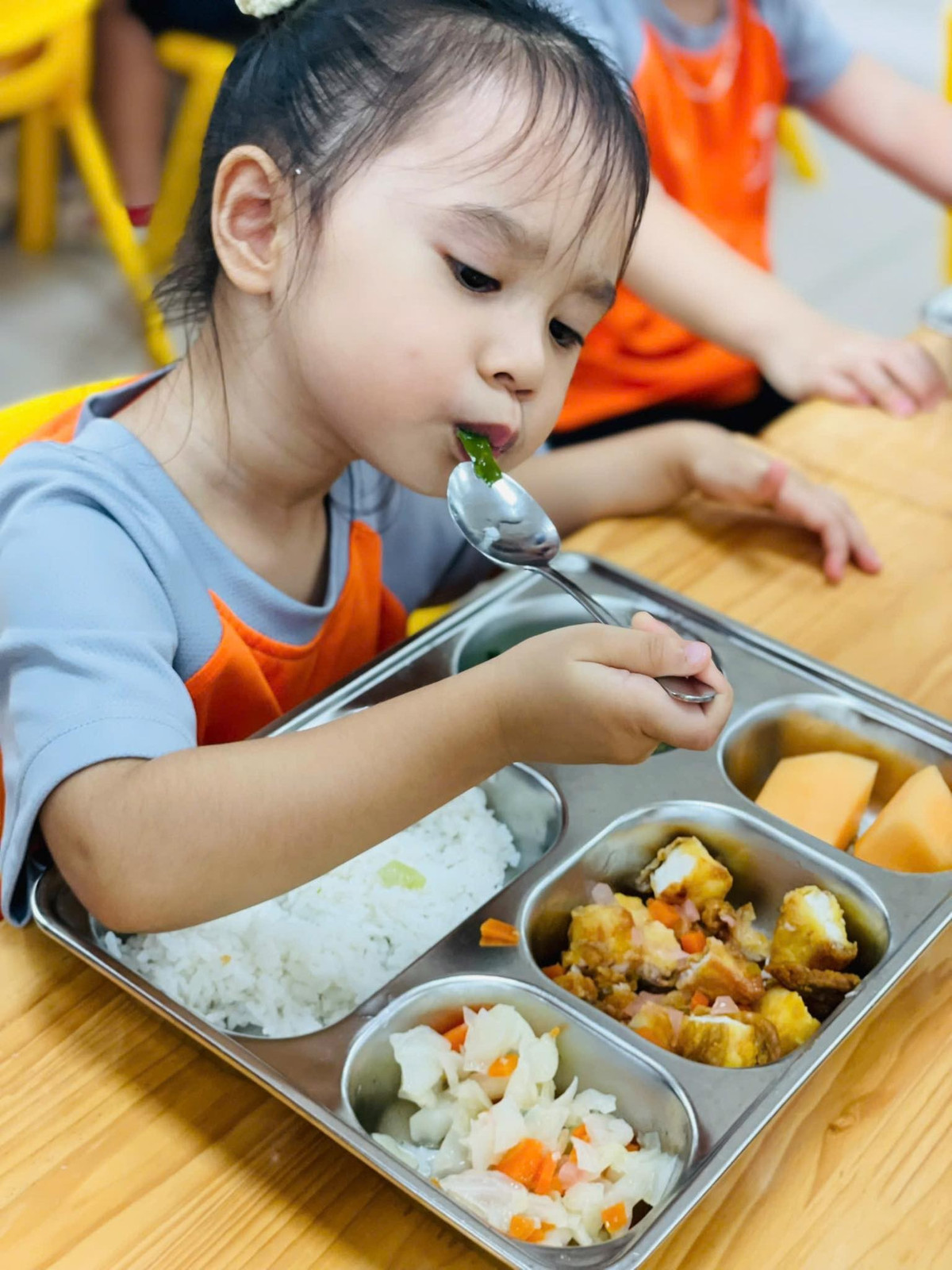 Con gái Bảo Anh ăn uống, đi ngủ đúng giờ. Ảnh: FB Misumi.