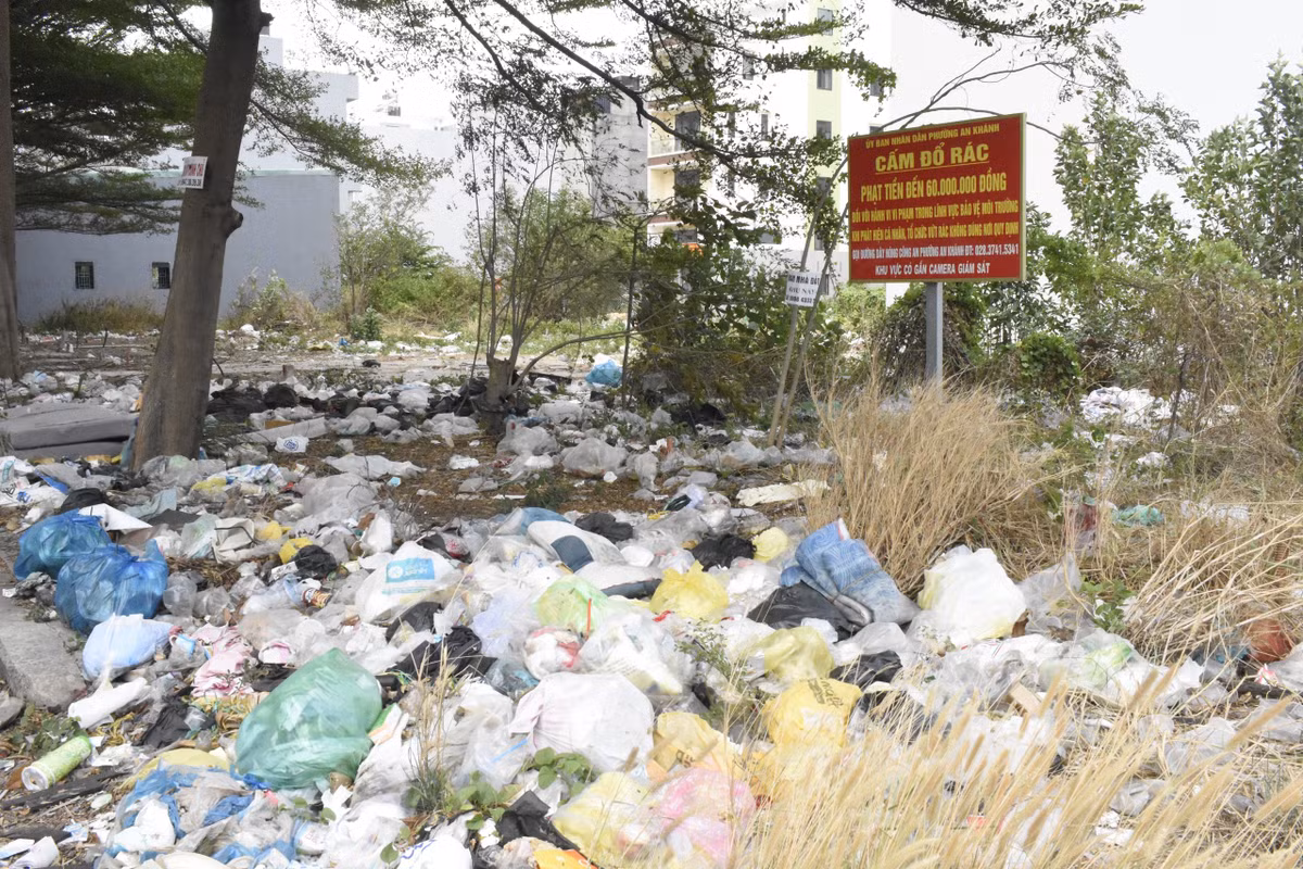 Tại ngã 4 đường Bạch Đông Ôn - Dương Lâm (phường An Khánh), dù lực lượng chức năng đã đặt biển cấm với mức xử lý cụ thể nhưng tình trạng đổ rác không đúng nơi quy định vẫn diễn ra.