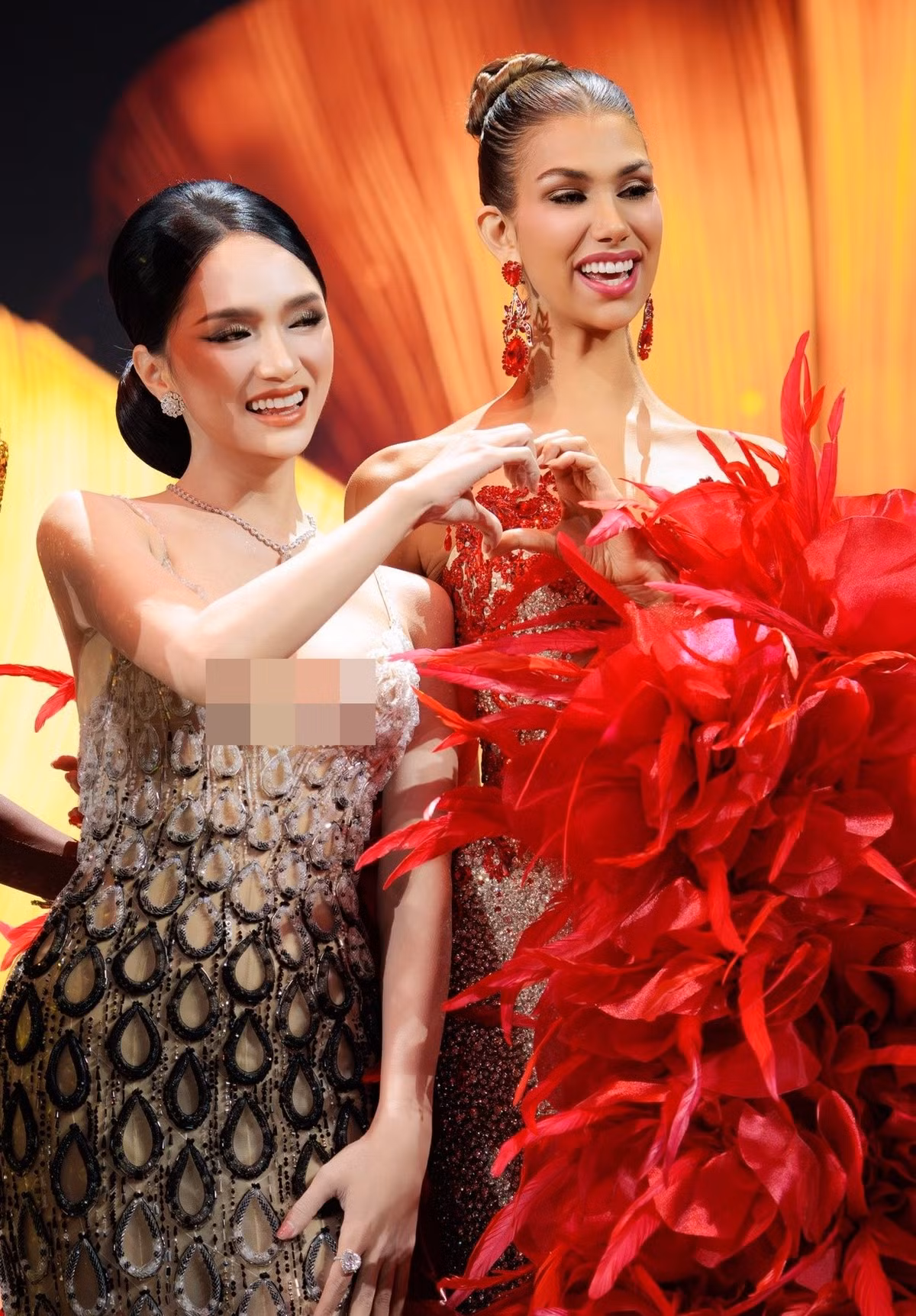 Hương Giang có chiều cao 1m68, thấp hơn so với mặt bằng chung của các thí sinh Miss Universe (thường trên 1m70). Điều này khiến Hương Giang phải sử dụng giày cao gót khoảng 16-17cm. Ảnh: FB Hương Giang.