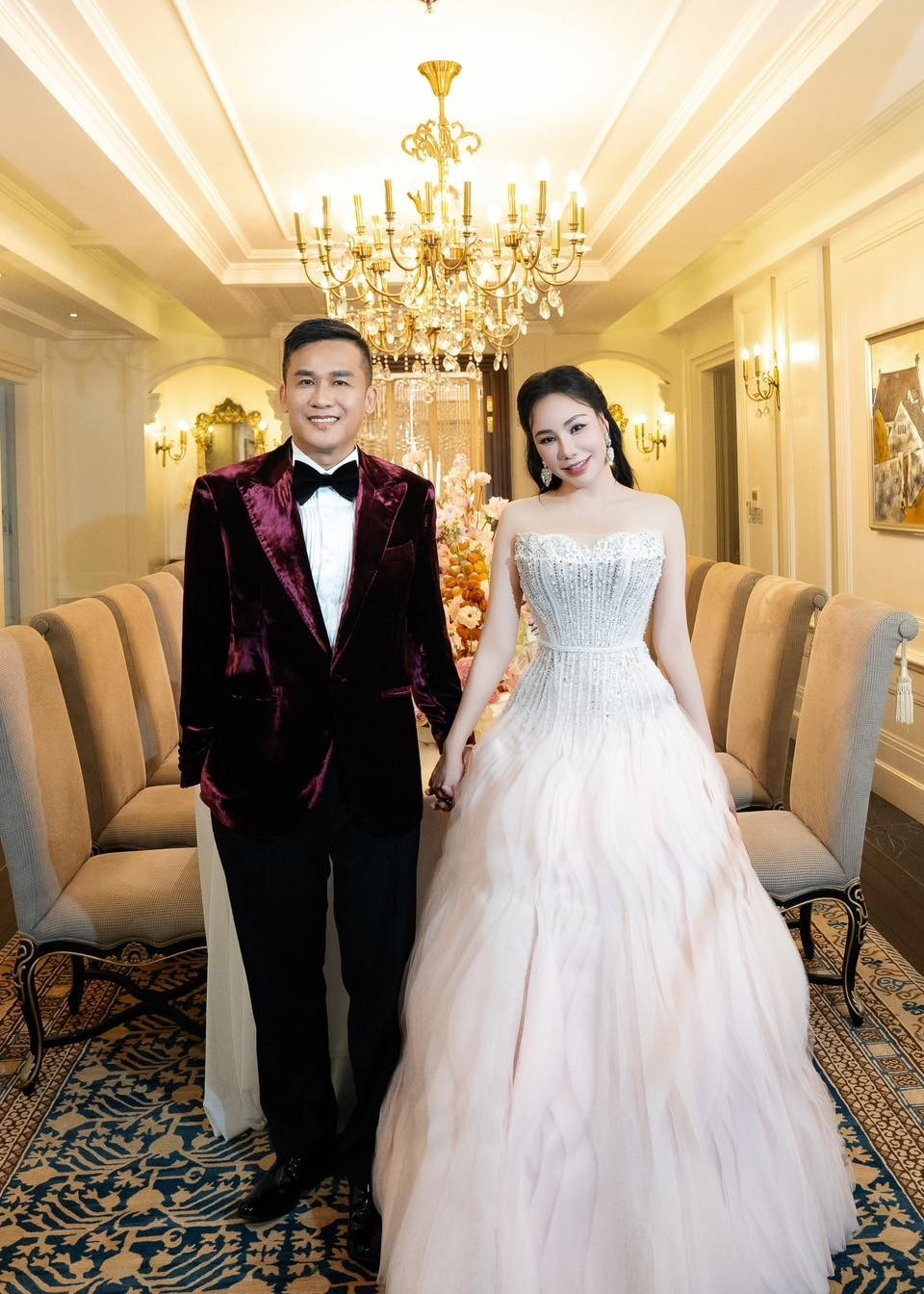 Cặp đôi giữ kín chuyện tình cảm cho đến ngày tổ chức đám cưới. Ảnh: FB Hồ Quỳnh Hương.