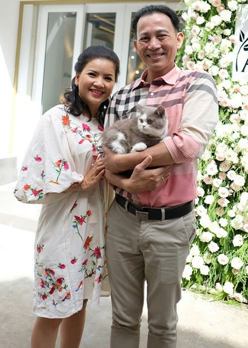 Đôi bạn thân không chỉ gắn bó trong cuộc sống mà còn trong công việc. Năm 2018, Ngọc Trinh từng cùng Hữu Tiến, Đại Nghĩa dựng lại vở Tiếng giày đêm. Ảnh: Thời Đại Plus.