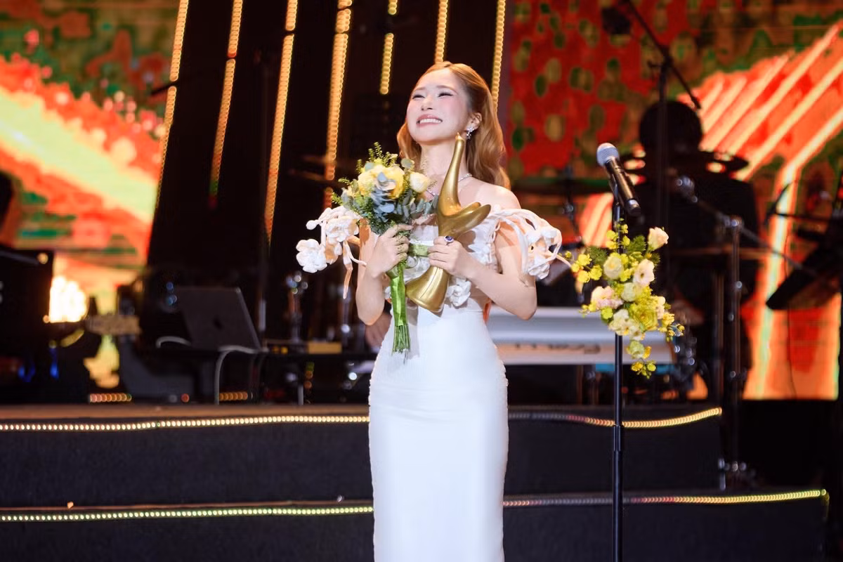 Chia sẻ trên Vietnamnet, Hương Tràm cho biết cô không còn quá bận tâm đến những tranh cãi. Nữ ca sĩ nhấn mạnh chiến thắng không đến từ may mắn đơn thuần mà là thành quả của cả ê-kíp. Đồng thời, Hương Tràm cho rằng nếu bất kỳ ai trong danh sách đề cử được xướng tên thì cũng đều xứng đáng.