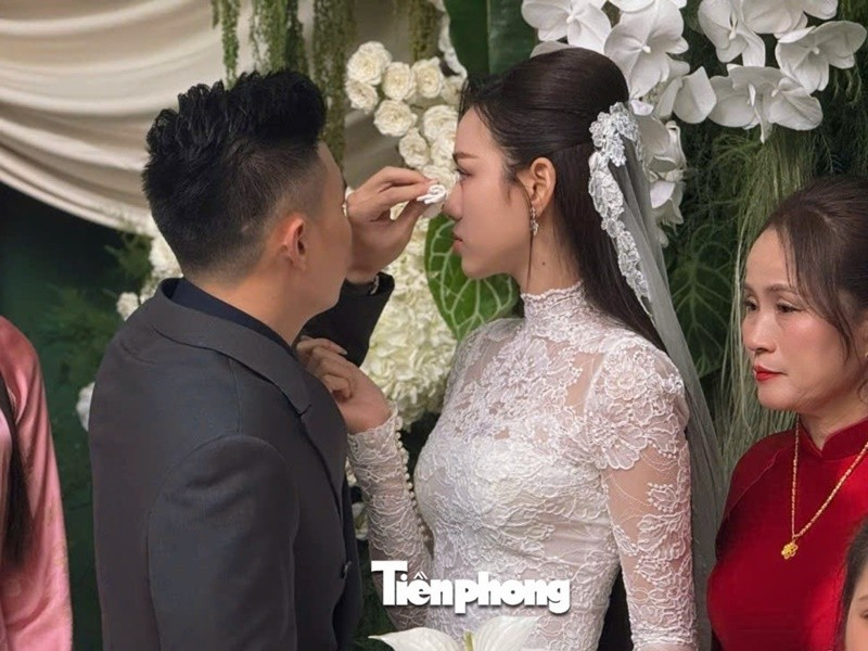 Doanh nhân Viết Vương ân cần chăm sóc Đỗ Thị Hà sau khi cô bật khóc. Ảnh: Tiền Phong.