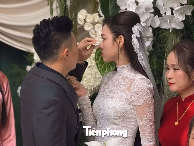 Doanh nhân Viết Vương ân cần chăm sóc Đỗ Thị Hà sau khi cô bật khóc. Ảnh: Tiền Phong.