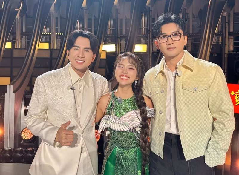 Phương Mỹ Chi khoe ảnh chụp cùng hai giám khảo Tô Hữu Bằng và Đan Trường. Ảnh: FB Phương Mỹ Chi.