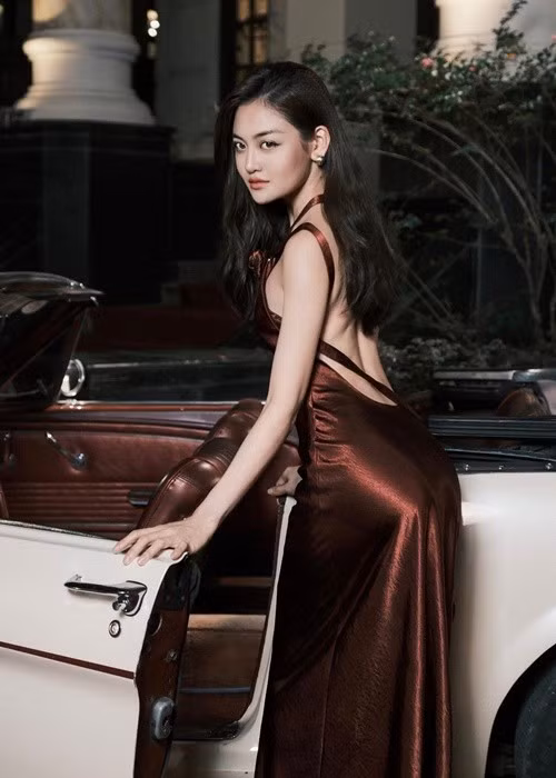 Với chiếc váy satin màu nâu trầm thiết kế hở lưng, nữ diễn viên sinh năm 1995 mang đến hình ảnh trưởng thành và quyến rũ hơn.