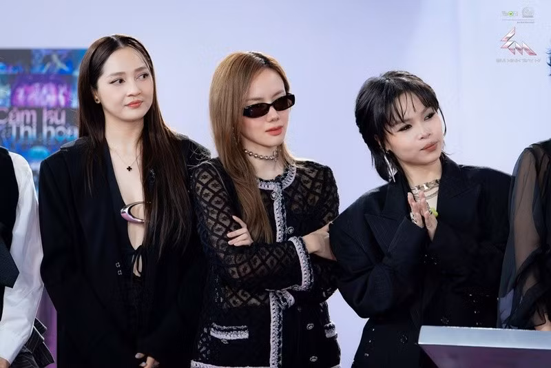 Em gái Phương Ly đầu tư về trang phục khi thi Em xinh say hi. Theo Tiền Phong, nữ ca sĩ thường xuyên diện đồ hiệu trên sân khấu. Ảnh: Tiền Phong.