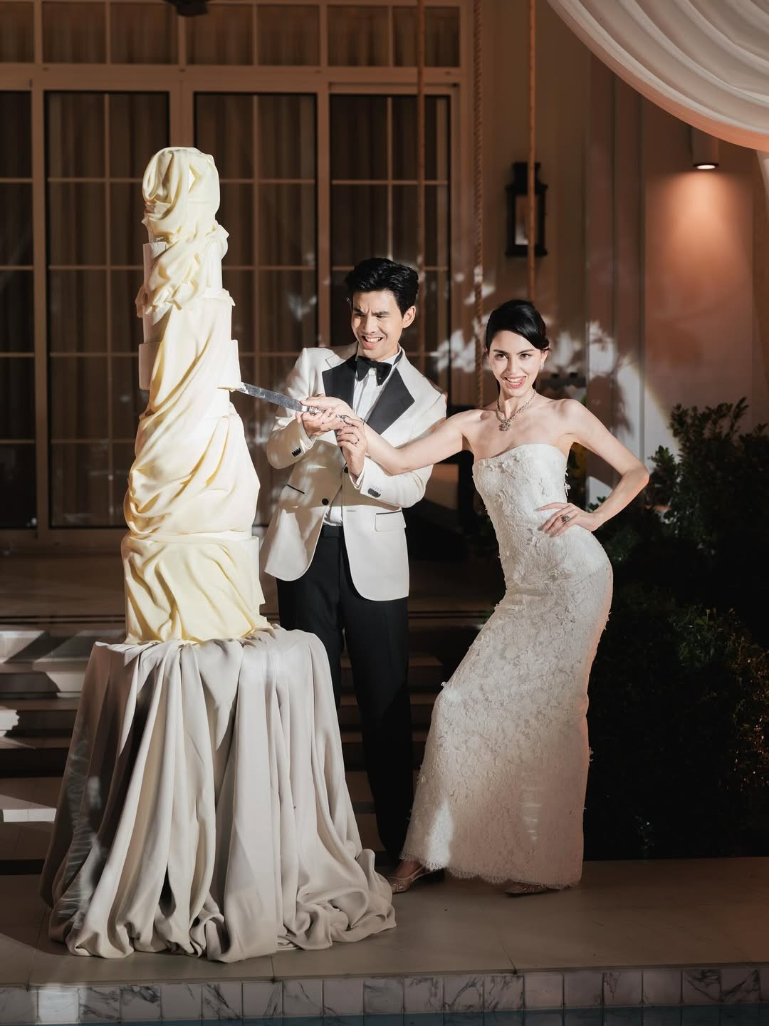 Cặp đôi trai tài gái sắc của làng giải trí Thái Lan nhí nhảnh khi cắt bánh cưới. Ảnh: Instagram Mai Davika.