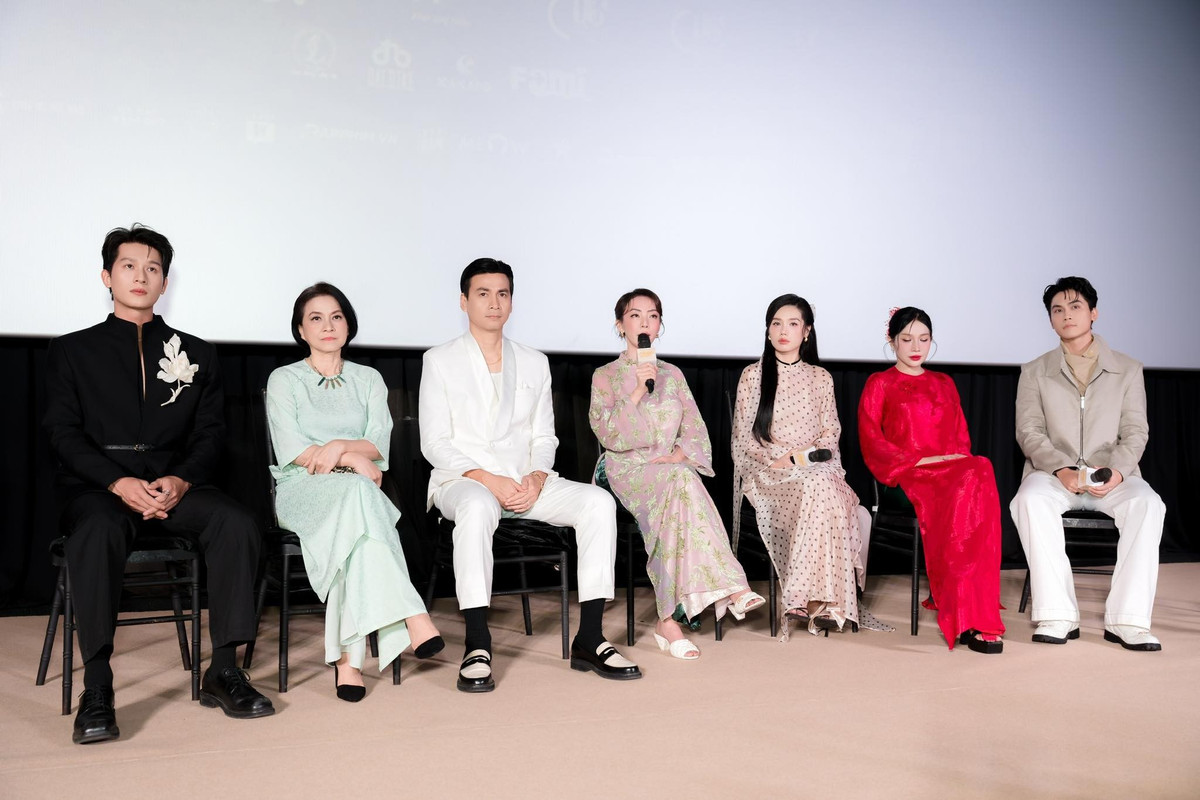 Theo Người Lao Động, Ai thương ai mến lấy lấy bối cảnh miền Tây xưa, xoay quanh gia đình Hai Mến sau biến cố cha mẹ qua đời vì tai nạn lật ghe. Để trả nợ cho gia đình, chăm lo cho em gái Thương và em trai Thiệt, Hai Mến chấp nhận đi làm “con ở” cho gia đình cậu Khả. Phim có sự tham gia diễn xuất của: NSƯT Ngọc Hiệp, Ngọc Thuận, Trương Minh Thảo, Trâm Anh, Võ Điền Gia Huy, Hồng Ánh. Dự án ra rạp vào 1/1/2026. Ảnh: FB Thu Trang.