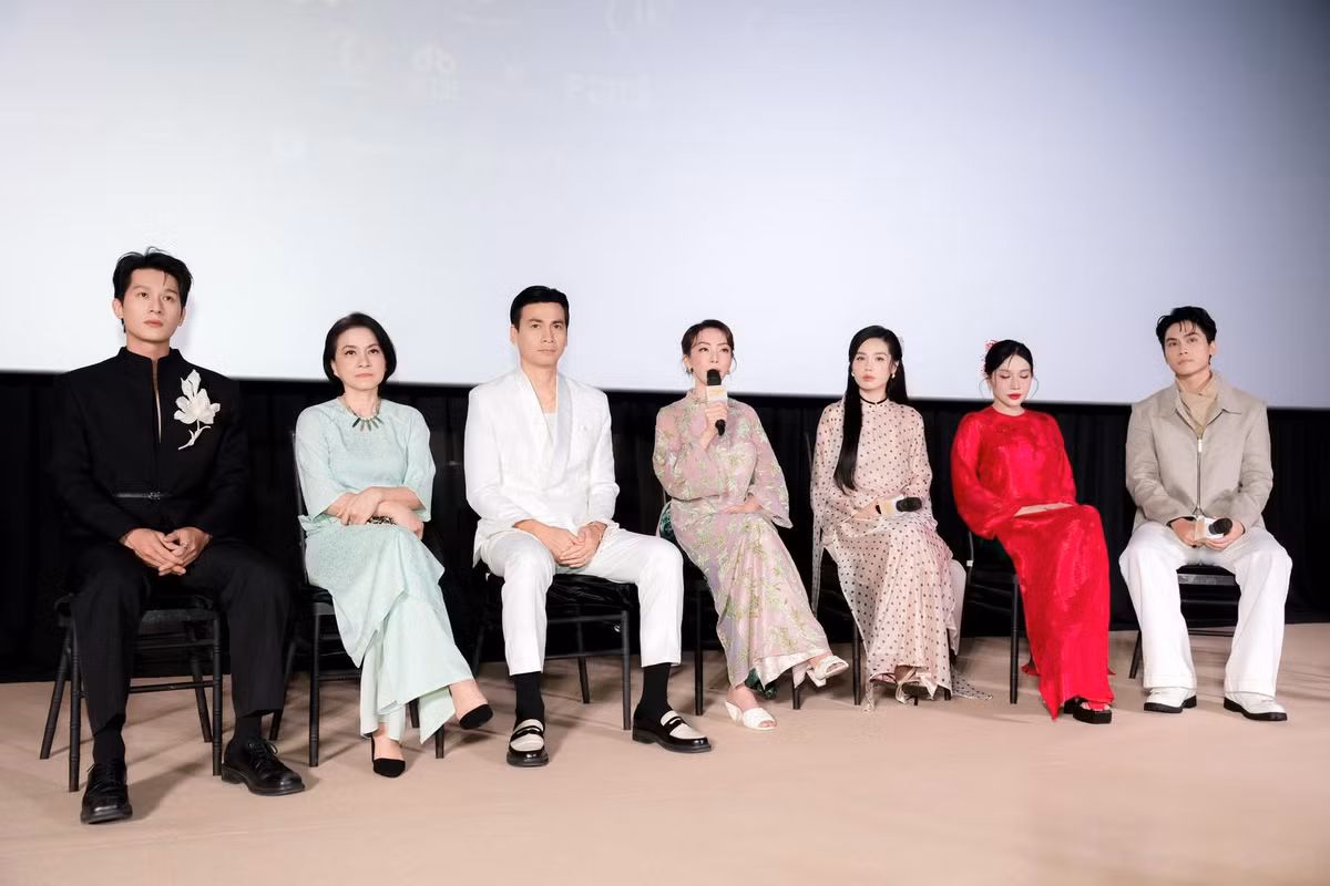 Theo Người Lao Động, Ai thương ai mến lấy lấy bối cảnh miền Tây xưa, xoay quanh gia đình Hai Mến sau biến cố cha mẹ qua đời vì tai nạn lật ghe. Để trả nợ cho gia đình, chăm lo cho em gái Thương và em trai Thiệt, Hai Mến chấp nhận đi làm “con ở” cho gia đình cậu Khả. Phim có sự tham gia diễn xuất của: NSƯT Ngọc Hiệp, Ngọc Thuận, Trương Minh Thảo, Trâm Anh, Võ Điền Gia Huy, Hồng Ánh. Dự án ra rạp vào 1/1/2026. Ảnh: FB Thu Trang.