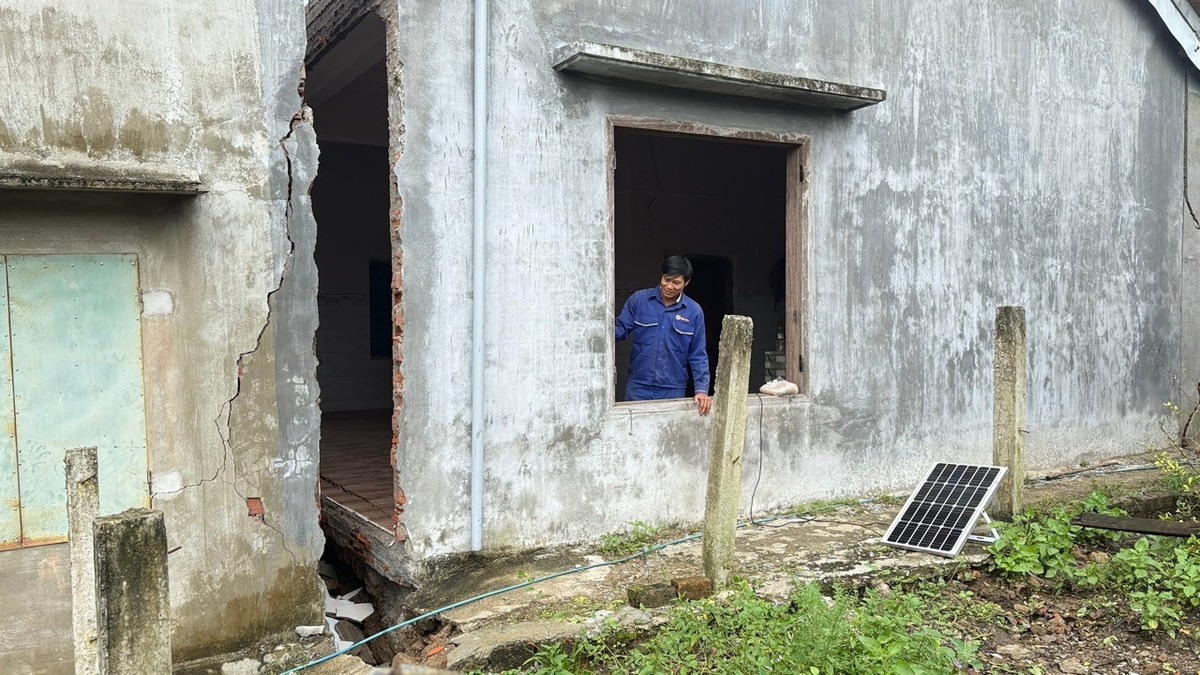 Một ngôi nhà của người dân thôn Vĩnh Xuân, xã Tuy An Tây ( ) bị tách đôi do hiện tượng sụt lún và sạt lở đất.