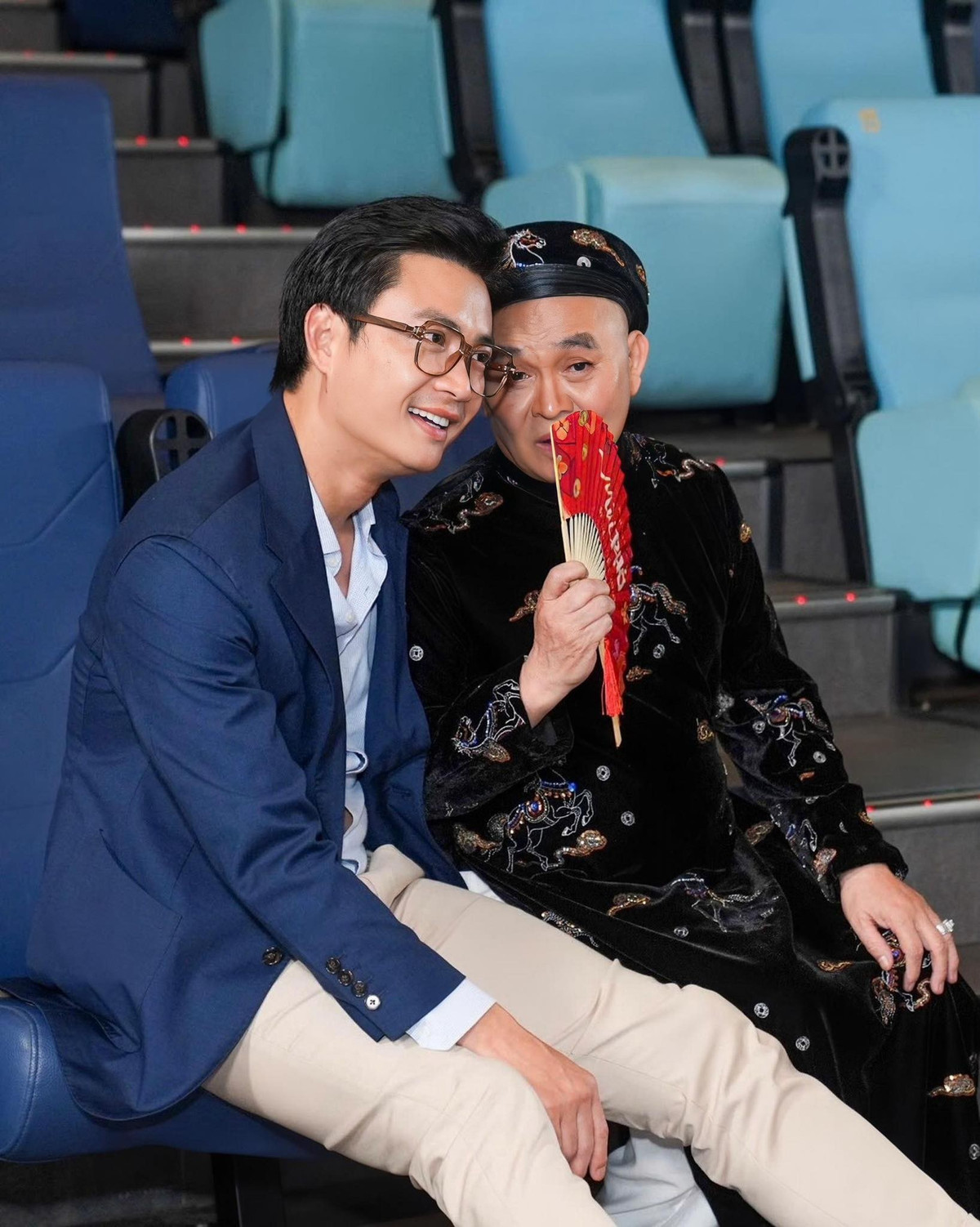 Diễn viên Tiến Lộc chia sẻ trên Vietnamnet kỷ niệm “dở khóc dở cười” khi vào vai họa sĩ – con trai ông Mùi (do Xuân Hình đóng) trong phim Mùi phở. Anh cẩn thận học pha màu, tập vẽ cho ra dáng, nhưng đến lúc quay mới ngỡ ngàng khi nhân vật lại phải vẽ ngô nghê như học sinh lớp 1. Ảnh: FB Tiến Lộc.