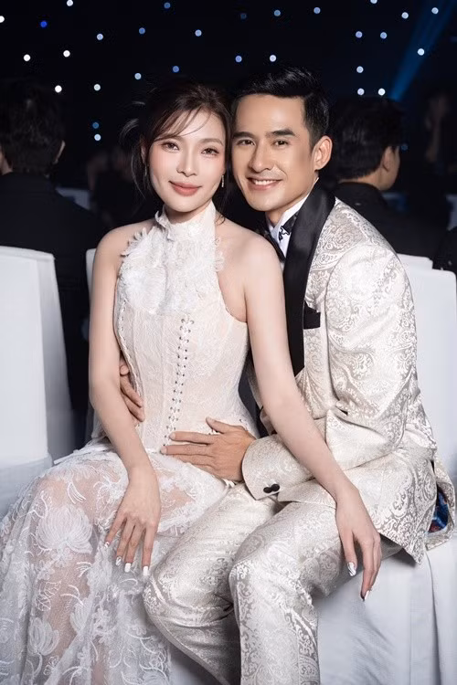 Lương Thế Thành cho biết, là diễn viên, anh hiểu rằng những cảnh quay tình cảm với bạn diễn là tính chất công việc. Hôn nhân của nam diễn viên và Thúy Diễm vẫn hạnh phúc. Ảnh: FB Lương Thế Thành.