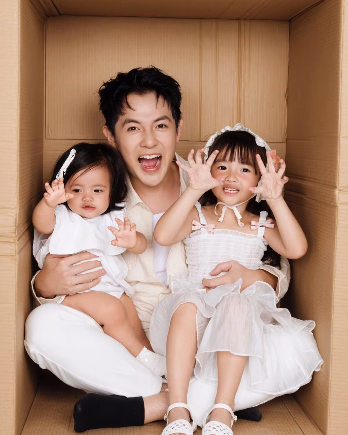 Hai con gái của Đông Nhi và Ông Cao Thắng càng lớn càng đáng yêu. Ảnh: FB Ông Cao Thắng.