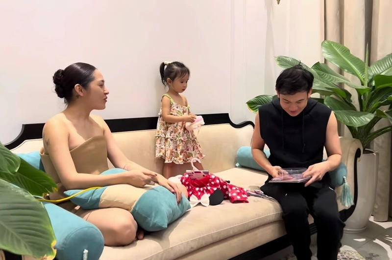 Bảo Anh thường xuyên đưa con gái đến gặp gỡ Dương Triệu Vũ. Ảnh: Người Đưa Tin.